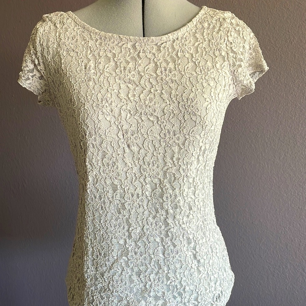Short sleeves top; Lacy design; fully lined